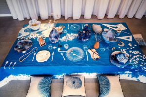 Τραπέζι με εκθέματα στην έκθεση Tablescape